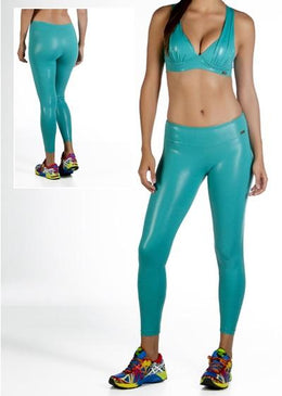 Calça fusô, fabricada com o tecido Splash, foi desenvolvida para dar maior conforto nas atividades físicas e se tornaram peças chave no guarda-roupa de toda... 