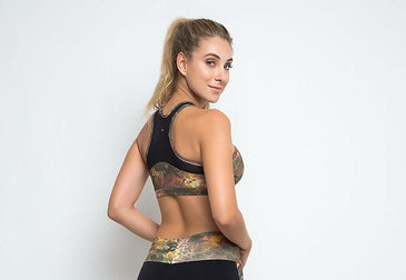 Top Fitness fabricado com o tecido Point de Ouro com leve aplicação de brilho dourado, uma exclusividade da Santaconstancia para D'JM Fitness.Modelagem desenvolvida para dar... 