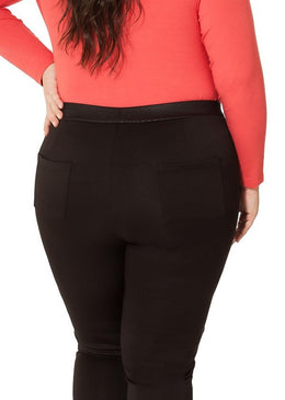 MARCA: LEPOQUECalça Plus Size em Neoprene Liso e detalhes em Malha ManganiComposição do Produto: 96% Poliéster 4% ElastanoImportante:- Os acessórios utilizados na produção das fotos não... 