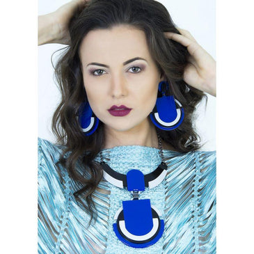Colar Simone acrílico geométrico com corrente em metal folheado a ouro 18k. Características:- Marca: LE DIAMOND - Referência: CLD0586Especificações: - Excelente qualidade e acabamento - Perfeito para mulheres que... 