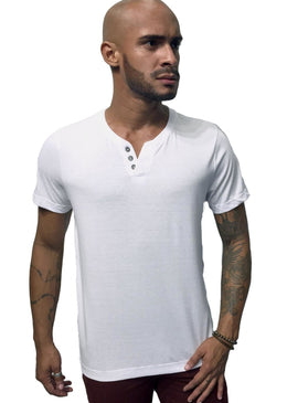 Camiseta Joss Botões Frente,Caimento reto e solto.-INFORMAÇÕES: Cor: BrancoComposição: 50% Algodão E 50% Poliester Lavagem: Não lavar a mão, não alvejar, não secar em tambor. 