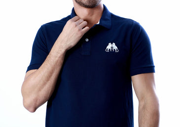 Camisa Polo Lisa com fecho na gola em botão.Super casual, para usar de dia e a noite!SKU: 51004Tabela de medidas aproximadas:  TAMANHOS PP P M... 