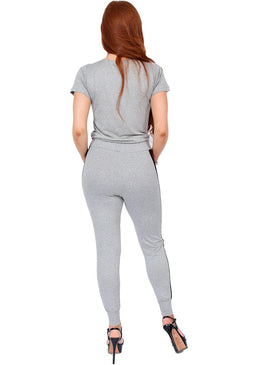   Conjunto fabricado em malha sendo calça com faixa lateral e blusa com faixa frente, uma peça estilosa combinando com vários estilos Composição 96% Viscose... 