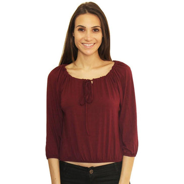 Blusa modelo Cigana confeccionada em viscose e elastano, para garantir a versatilidade da peça. Possui mangas ombro a ombro, decote canoa com passante, lisa e... 