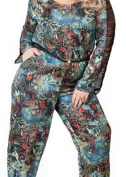 MARCA: LEPOQUEMacacão Plus Size em Chiffon Satin Estampado com detalhe mangas em franja.Composição do Produto: 100% Poliéster Importante:- Os acessórios utilizados na produção das fotos não acompanham o produto.  