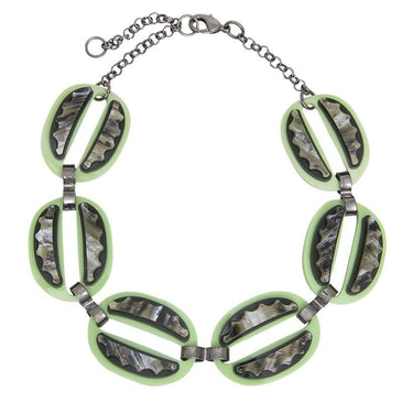   Colar Choker Ellos folheado a ródio,  forma de elo de acrílico e extensão de metal. Referência: CLD0605-1 Especificações:- Excelente qualidade e acabamento. Perfeito para... 