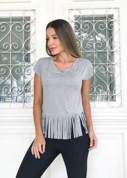 Blusa de Viscolaycra com franjas e bordados na frente, despojada e super na moda, esse tamanho único veste do 36 ao 42.Composições:96% Viscose4% Elastano 