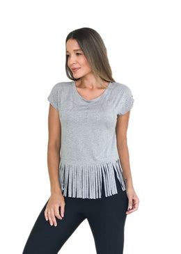 Blusa de Viscolaycra com franjas e bordados na frente, despojada e super na moda, esse tamanho único veste do 36 ao 42.Composições:96% Viscose4% Elastano 
