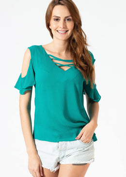 Blusa em crepe de viscose amassadinho, manga solta e cruzado na frente, fresca e elegante peça chave para seu verão.Composição:100% Poliester 