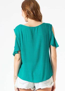 Blusa em crepe de viscose amassadinho, manga solta e cruzado na frente, fresca e elegante peça chave para seu verão.Composição:100% Poliester 