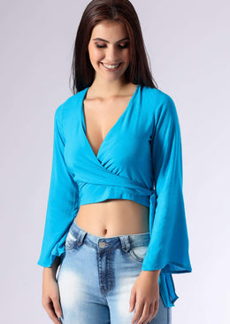 Blusa Cropped com fita transpassado frontal e amarradinho na lateral.Gênero: Feminino.Indicado para looks mais descolados ou dias mais quentes.Tipo de manga: Manga Longa.Estilo da Manga:... 