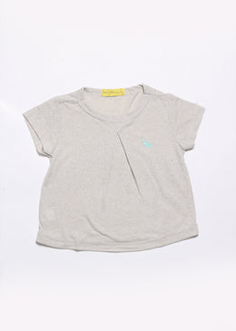 Blusa básica com detalhe franzido frontal.Lindo modelo, que pode ser usado para o dia a dia e/ou também para dias ensolarados. Composição: 66% Poliéster | 34%... 