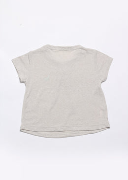 Blusa básica com detalhe franzido frontal.Lindo modelo, que pode ser usado para o dia a dia e/ou também para dias ensolarados. Composição: 66% Poliéster | 34%... 