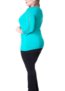 Marca: BerthageBlusa Plus Size Viscolycra com Renda nas MangasComposição do produto: 94% viscose 6% elastanoImportante:- Os acessórios utilizados na produção das fotos não acompanham o produto. 