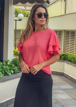 BLUSA COM MANGA DUPLAS SOLTINHAS DANDO UM CHARME A MAIS NA PEÇA.ELEGANTE E O TECIDO É UMA DELICIA, O DETALHE DO BOTÃO NAS COSTAS AGREGA... 