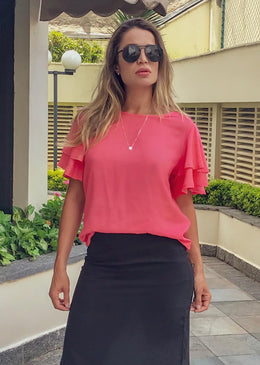 BLUSA COM MANGA DUPLAS SOLTINHAS DANDO UM CHARME A MAIS NA PEÇA.ELEGANTE E O TECIDO É UMA DELICIA, O DETALHE DO BOTÃO NAS COSTAS AGREGA... 