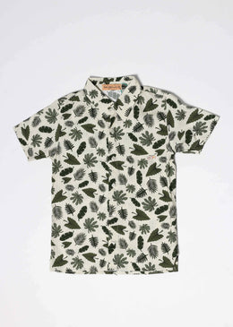 Camisa com estampa de folhas.Peça ideal para usar em festinhas de criança.Gola: Fecho em botãoSKU: CMDKM47Gênero: Infantil Meninos Composição: 58%Algodão | 42% Viscose TABELA DE EQUIVALÊNCIA... 