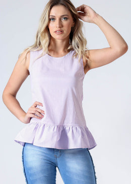 Blusa listrada com tecido de camisaria e babados na barra. Essencial para compor looks no dia-a-dia. Tabela de medidas: P= 36M= 38G= 40GG= 42Composição: 55% Algodão42% Poliéster3% Elastano 