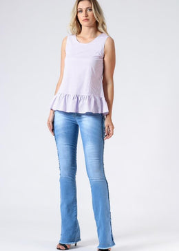 Blusa listrada com tecido de camisaria e babados na barra. Essencial para compor looks no dia-a-dia. Tabela de medidas: P= 36M= 38G= 40GG= 42Composição: 55% Algodão42% Poliéster3% Elastano 
