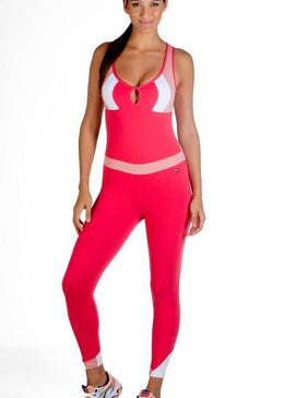 Macacão com tapa bumbum fabricado com tecido Authentic®, a proposta desse tecido é oferecer conforto. Ele proporciona ótima sustentação com elasticidade equilibrada. A alta capilaridade... 