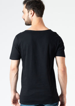 Camiseta 100% algodão com caimento ótimo e corte moderno, gola canoa (fio). A KSA apostou em parcerias com artistas de rua - grafiteiros - para desenvolver... 