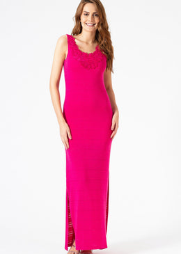 Vestido longo de malha com aplicação de bordado no decote. Possui forro mais curto  Tabela de medidas:  P= 36 M= 38 G= 40 GG= 42... 