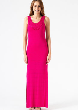 Vestido longo de malha com aplicação de bordado no decote. Possui forro mais curto  Tabela de medidas:  P= 36 M= 38 G= 40 GG= 42... 