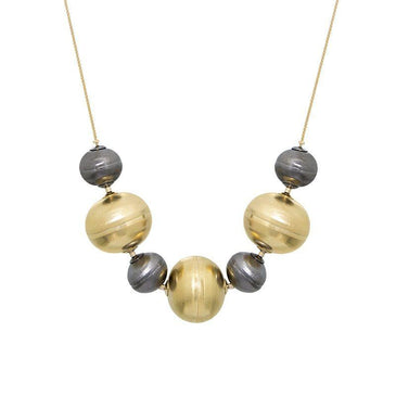 Colar com bolas redondas alternadas entre pequenas 18,21mm e grandes 28,19mm em metal folheado a ouro 18k, acabamento com corrente veneziana 70cm mais 7cm de... 