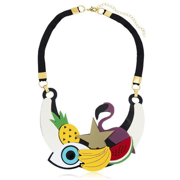 Colar Carmen folheado a ouro 18k. Com pingente em círculo vazado, preenchido por melancia, banana, abacaxi, olho, estrela e flamingo de acrílico e cabochão oval... 
