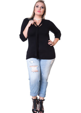 Marca: BerthageBlusa Plus Size em Viscolycra com Laco no DecoteComposição do produto: 94% viscose 6% elastanoImportante:- Os acessórios utilizados na produção das fotos não acompanham o... 