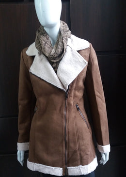 Sobretudo camurça com pelo zipper frente Composição 100% Poliester 