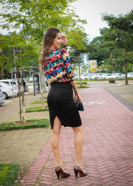 Linda Blusa de laço, feita em crepe 100% Viscose  