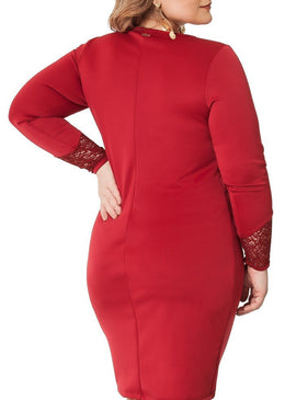 MARCA: LEPOQUEVestido Plus Size em Neoprene Liso com recortes em Renda.Composição do Produto: 96% Poliéster 4% ElastanoImportante:- Os acessórios utilizados na produção das fotos não acompanham... 