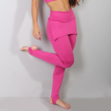 Calça Fusô em poliéster liso com saia tapa bumbum embutido e tira nos pés. 
Marca: Carioca fit
Composição: 90% Poliéster 10% Elastano. 