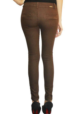 Calça feminina modelo skinny, confeccionada em Sarja. Lavagem em tons terrosos, com passantes grandes no cós largo para melhor ajuste, fechamento por dois botões e... 