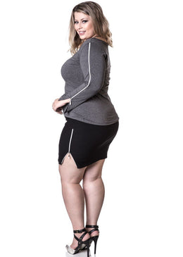 Marca: LepoqueBlusa Plus Size em Viscolycra Mescla com Zíper MetalizadoComposição do produto: 94% viscose 6% elastanoImportante:- Os acessórios utilizados na produção das fotos não acompanham o... 