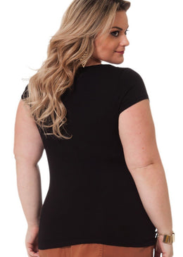 Marca: LepoqueBlusa Plus Size em Viscolycra com decote frente em renda.Composição do Produto: 94% Viscose 6% Elastano Importante:- Os acessórios utilizados na produção das fotos não acompanham... 
