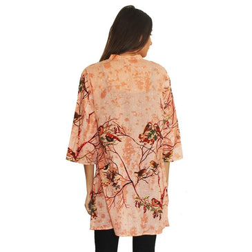 Camisa longa confeccionada em algodão, para garantir a versatilidade da peça. Estampada pássaros, manga curta, gola padre, acabamento em costura no tom e diversas opções... 