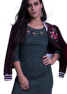 Vestido fabricado em malha macia tecido sued detalhe  Ilhós na frente manguinha 3/4 tendo um caimento perfeito Composição 95,50% Poliéster 4,50% Elastano 