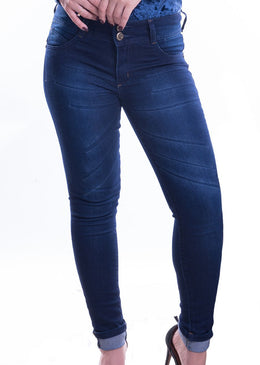 Calça jeans fem barra virada cintura intermediária lavagem descolada contem elastano 