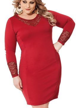 MARCA: LEPOQUEVestido Plus Size em Neoprene Liso com recortes em Renda.Composição do Produto: 96% Poliéster 4% ElastanoImportante:- Os acessórios utilizados na produção das fotos não acompanham... 