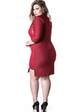 Marca: LepoqueVestido Plus Size em Ponto Roma e Couro FitComposição do produto: Malha: 94% viscose 6% elastano / Detalhe Courino: 100% PoliuretanoImportante:- Os acessórios utilizados... 