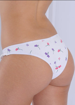 Calcinha de microfibra estampada,  com viés liso, babado no cós, tiras laterais e flor de cetim. A microfibra é um tecido com toque super macio... 