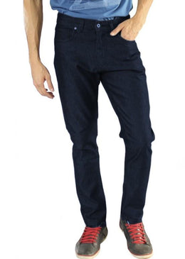 Calça Jeans masculina, modelagem slim, cintura intermediária. Possui pernas mais ajustadas e muita elasticidade. Composição: 75% algodão, 23% poliéster, 2% elastano. 