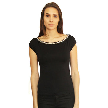 Blusa confeccionada em viscose e elastano, para garantir a versatilidade da peça. Lisa, com manga curta, gola canoa com aplicação de perolas e diversas opções... 
