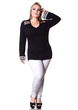 Marca: LepoqueBlusa Plus Size Viscolycra com Transparência e PedrariaComposição do produto: 94% viscose 6% elastanoImportante:- Os acessórios utilizados na produção das fotos não acompanham o produto. 