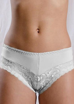 Calça de romantic lisa com dois cortes na parte da frente e dois cortes de renda em 