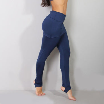 Calça fusô em poliéster liso com saia tapa bumbum embutido e tira nos pés
Marca: Carioca Fit 
Composição: 90% Poliéster 10% Elastano. 