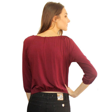 Blusa modelo Cigana confeccionada em viscose e elastano, para garantir a versatilidade da peça. Possui mangas ombro a ombro, decote canoa com passante, lisa e... 