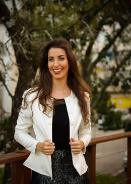 Lindo Blazer, estiloso e incomparável, feito em Crepe se ajusta perfeitamente ao corpo, Contém 6 botões de enfeite.Tam P Busto 88cm, Cintura 76cm, Comprimento 56cm,... 